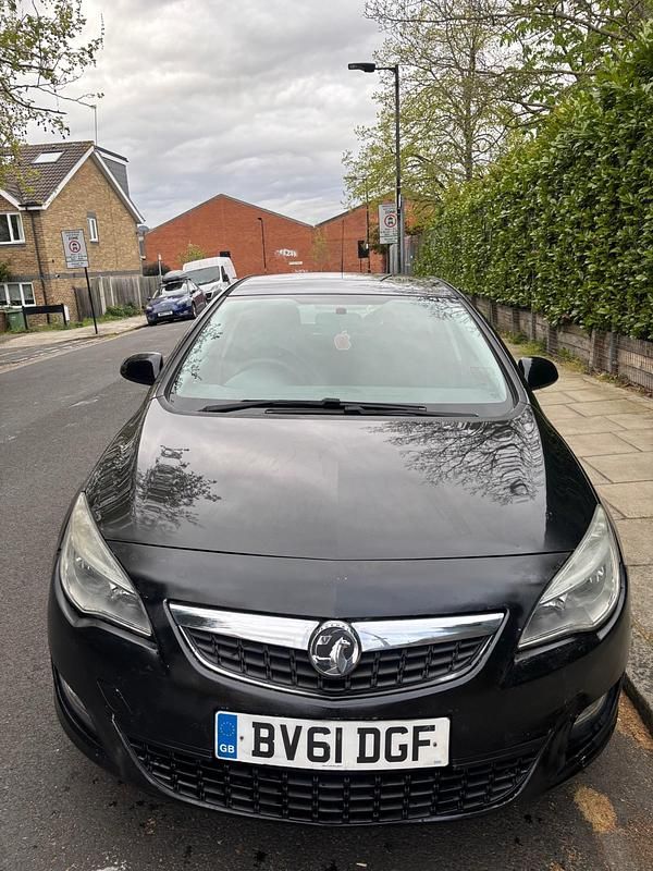 Begagnad Vauxhall Astra Excite 2011 Svart Halvkombi