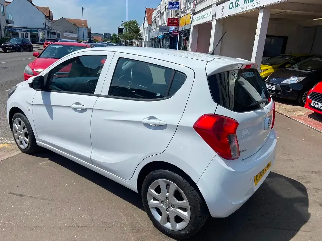 Used Vauxhall Viva 75 HP (55 kW) 2015 White Hatchback