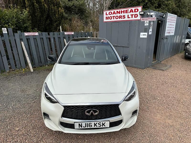 Used Infiniti Q30 Sport Tech 109 HP (80 kW) 2016 White Hatchback