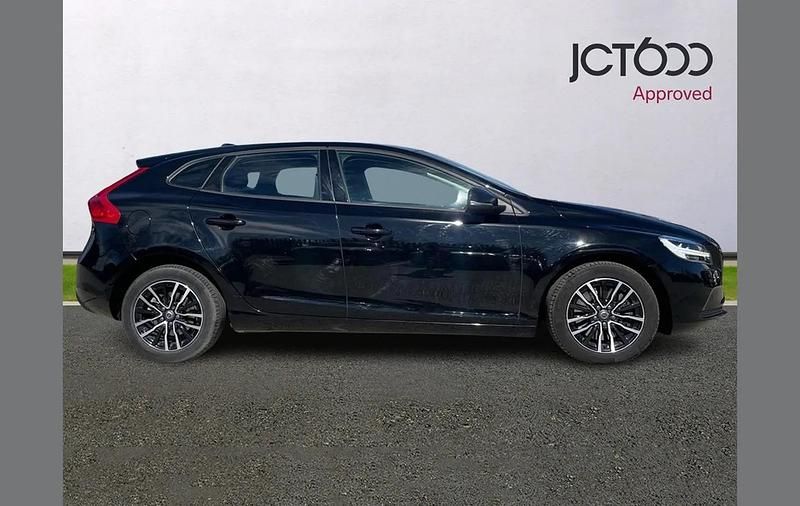 Used Volvo V40 Momentum 120 HP (88 kW) 2018 Black Hatchback