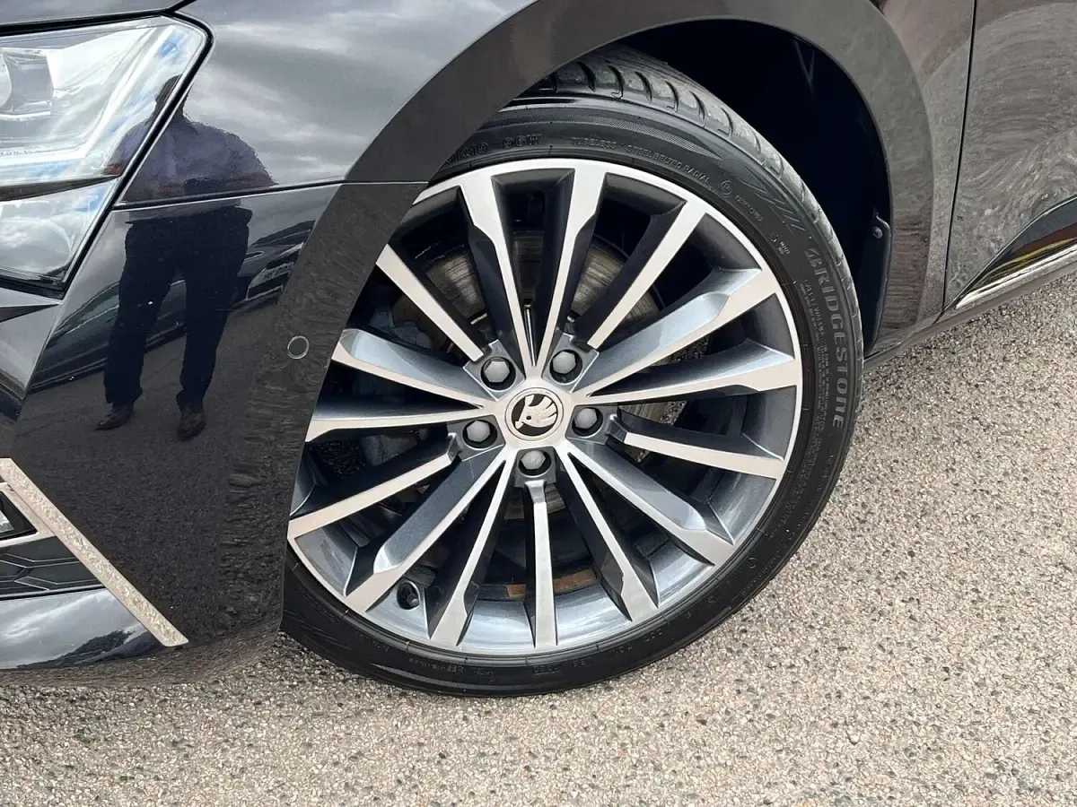Used Skoda Superb LAURIN & KLEMENT 190 HP (139 kW) 2019 Black Hatchback