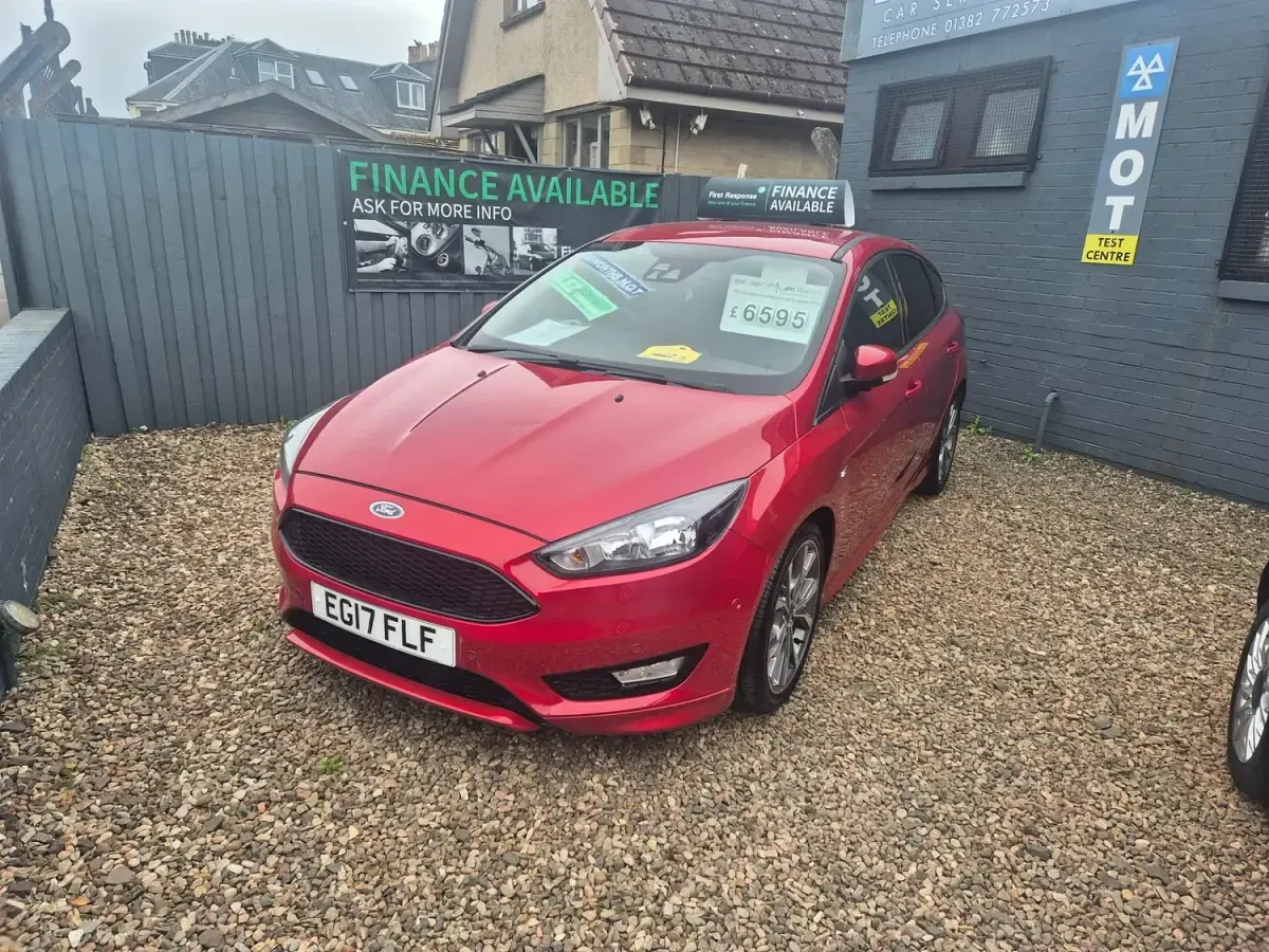 Used Ford Focus ST-Line 120 HP (88 kW) 2017 Red Hatchback