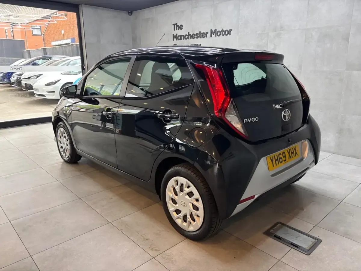 Second-hand Toyota Aygo X-play 72 CP (52 kW) 2019 Negru Hatchback