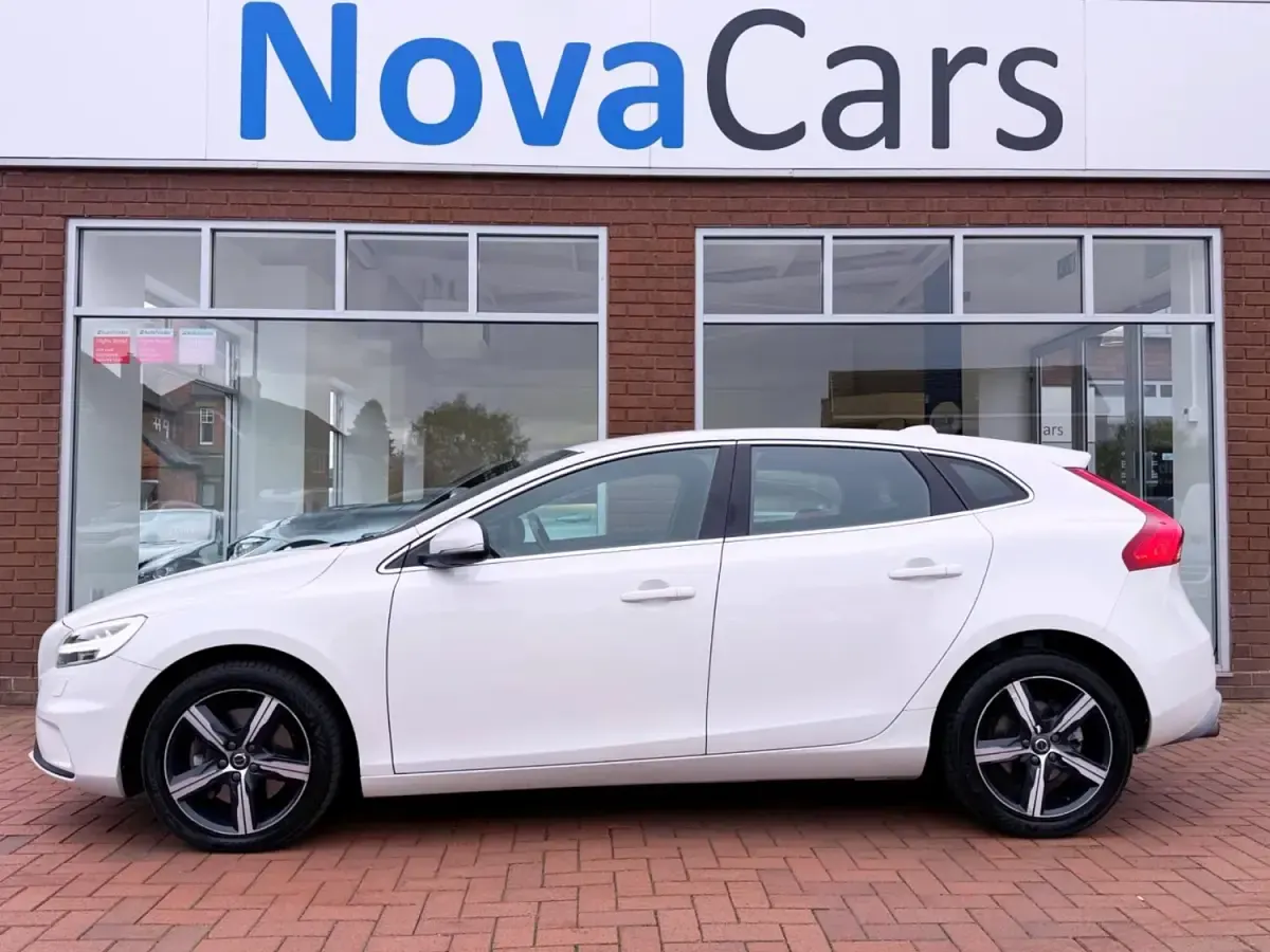 Usado Volvo V40 R-Design 122 CV (89 kW) 2017 Blanco Utilitario