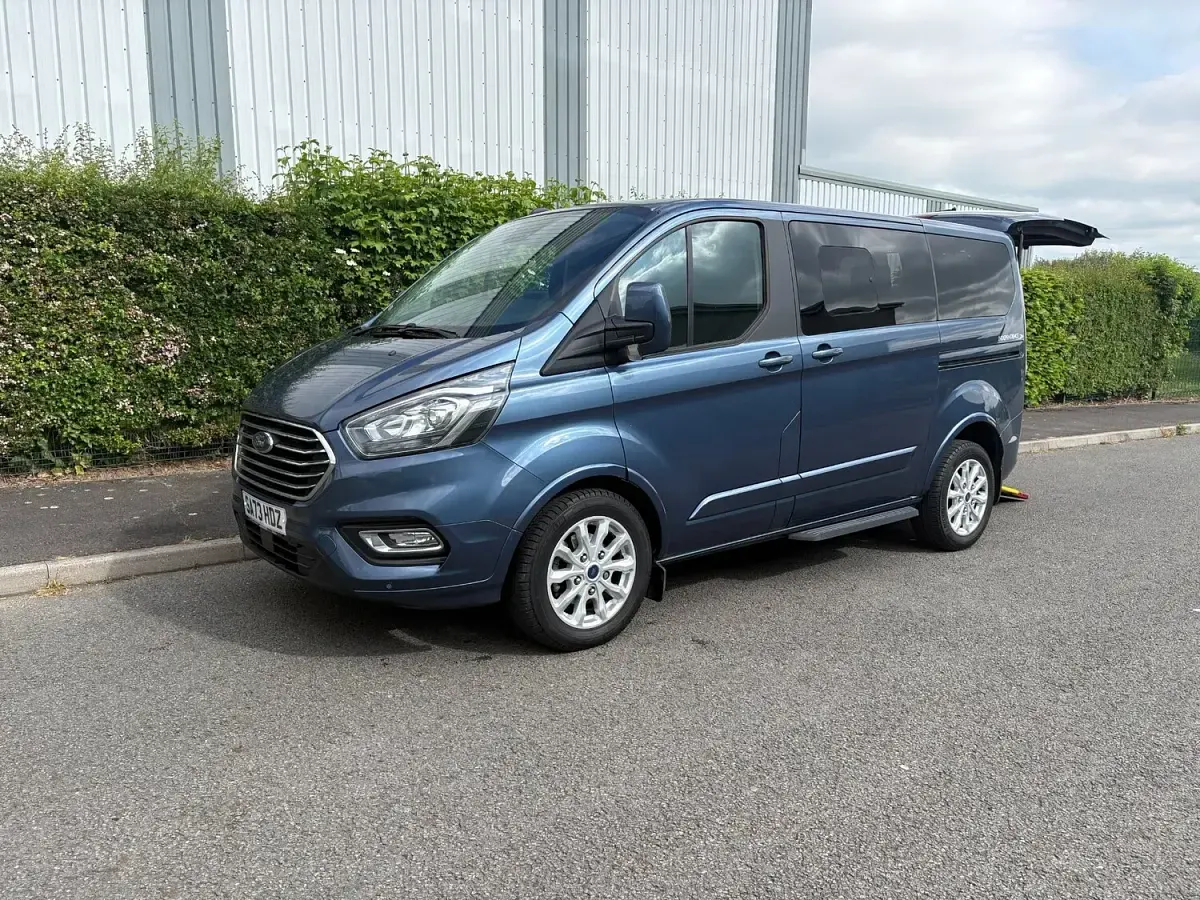 Used Ford Tourneo Titanium 130 HP (95 kW) 2023 Blue MPV