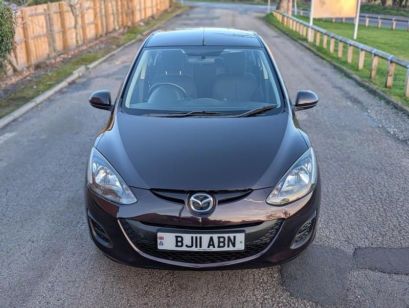Begagnad Mazda 2 102 HK (75 kW) 2011 Brun Halvkombi