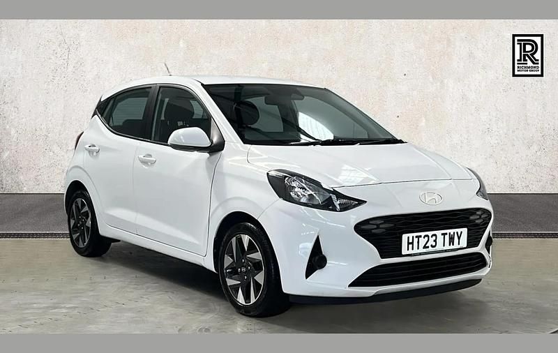 Used Hyundai i10 Advanced 65 HP (47 kW) 2023 White Hatchback