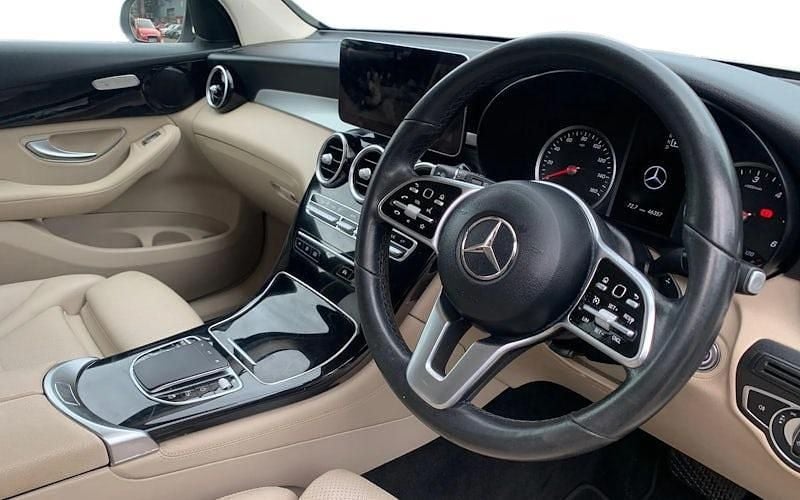 Used Mercedes GLC220 194 HP (142 kW) 2019 White Estate