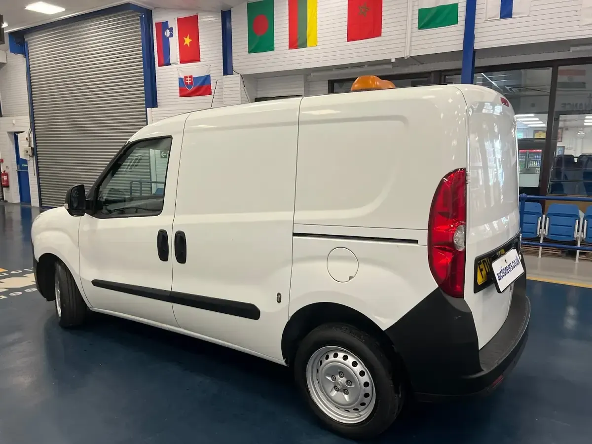 Used Vauxhall Combo 90 HP (66 kW) 2015 White MPV