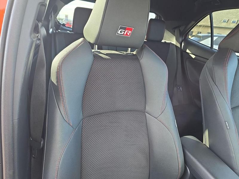 Used Toyota Yaris Hybrid Sport 114 HP (83 kW) 2023 Orange/black Hatchback