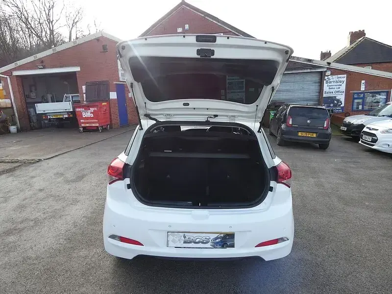 Used Hyundai i20 SE 90 HP (66 kW) 2018 White Hatchback