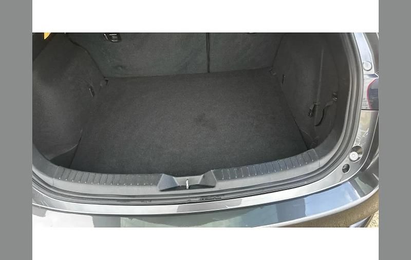 Usado Mazda 3 Inclusive 117 CV (86 kW) 2017 Gris Utilitario
