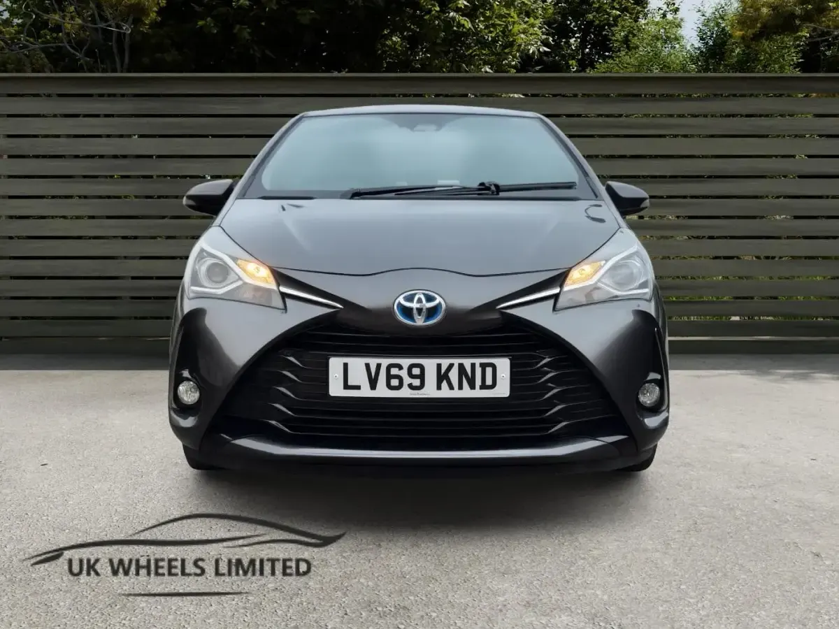 Used Toyota Yaris Hybrid 100 HP (73 kW) 2019 Grey Hatchback