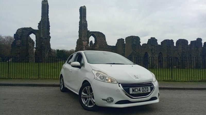 Used Peugeot 208 Allure 92 HP (67 kW) 2014 White Hatchback