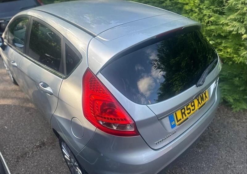Begagnad Ford Fiesta Titanium 96 HK (70 kW) 2009 Silver Halvkombi