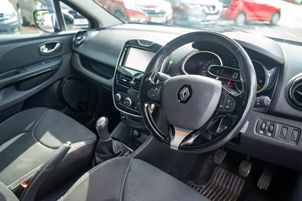 Used Renault Clio Dynamique 75 HP (55 kW) 2016 Black Hatchback