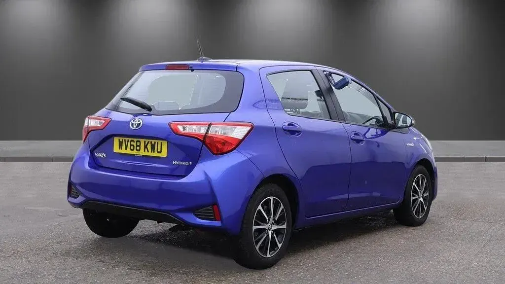 Used Toyota Yaris 100 HP (73 kW) 2018 Blue Hatchback