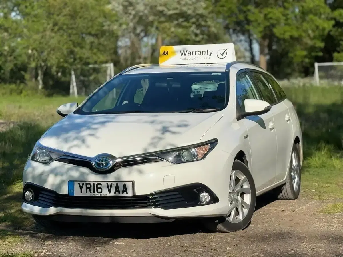 Used Toyota Auris Hybrid 2016 White Estate