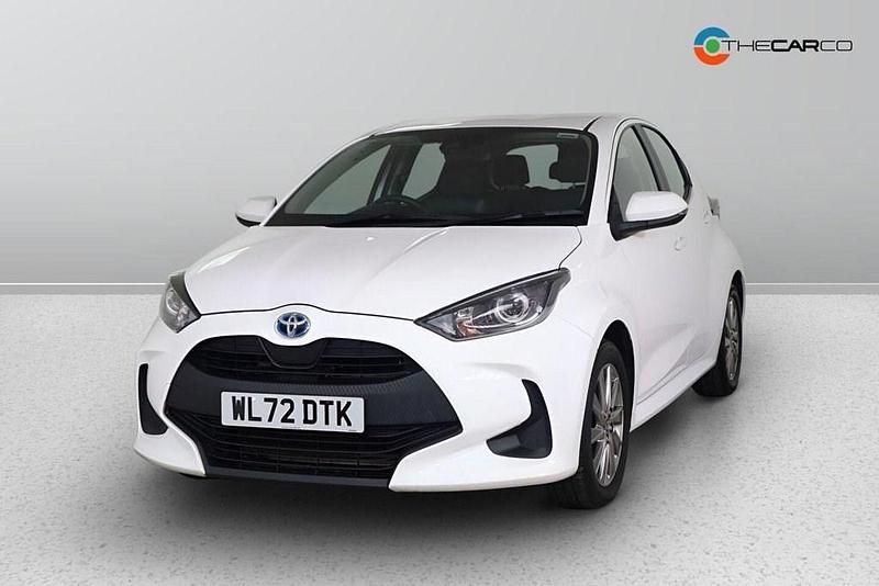 Used Toyota Yaris Hybrid 116 HP (85 kW) 2023 White Hatchback