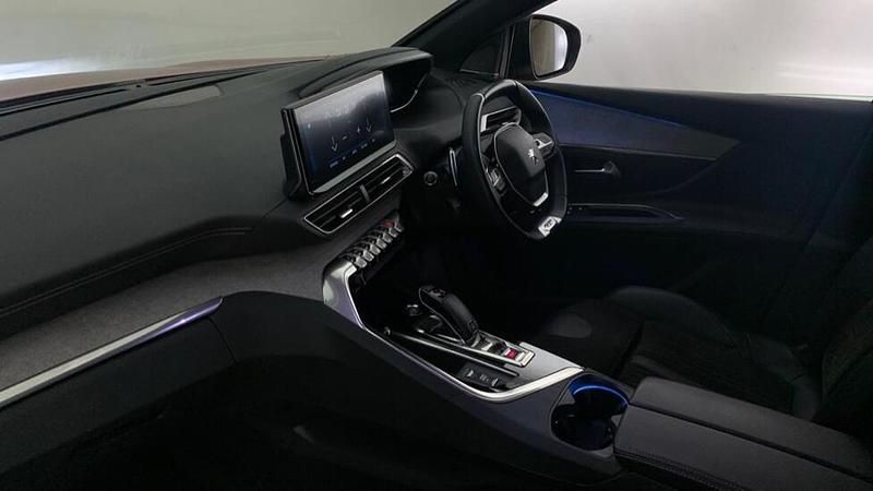 Used Peugeot 5008 Premium 129 HP (94 kW) 2022 Red SUV