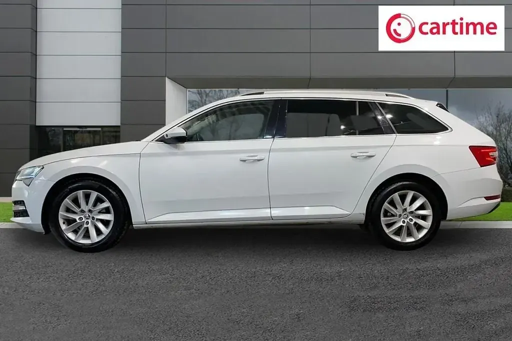 Usado Skoda Superb SE Technology 150 CV (110 kW) 2022 Blanco Familiar