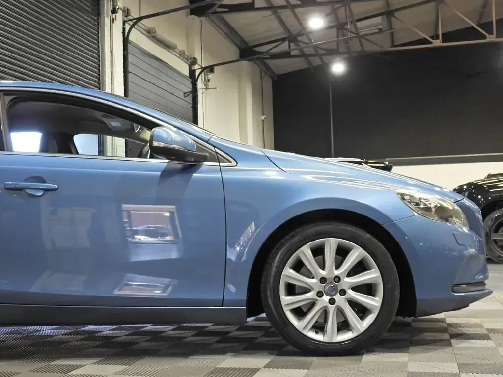 Używany Volvo V40 SE Lux 190 KM (139 kW) 2015 Niebieski Hatchback