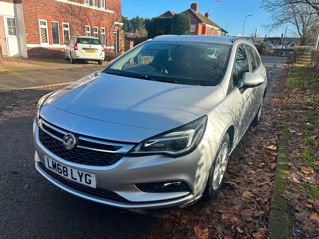 Used Vauxhall Astra Design Edition 105 HP (77 kW) 2019 Silver Estate