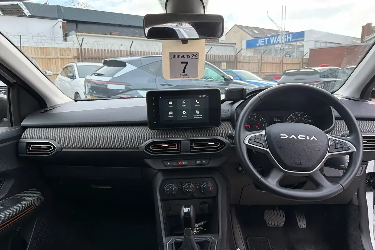 Used Dacia Sandero Expression 90 HP (66 kW) 2023 White SUV