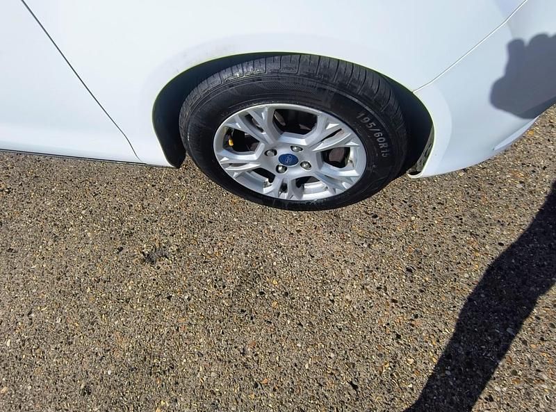 Second-hand Ford B-MAX Zetec 100 CP (73 kW) 2014 Alb Monovolum