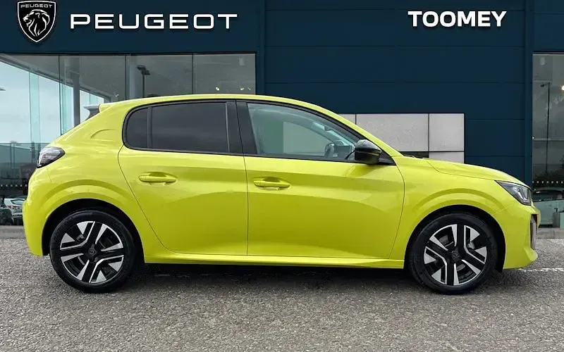 Used Peugeot 208 Allure 101 HP (74 kW) 2024 Yellow Hatchback