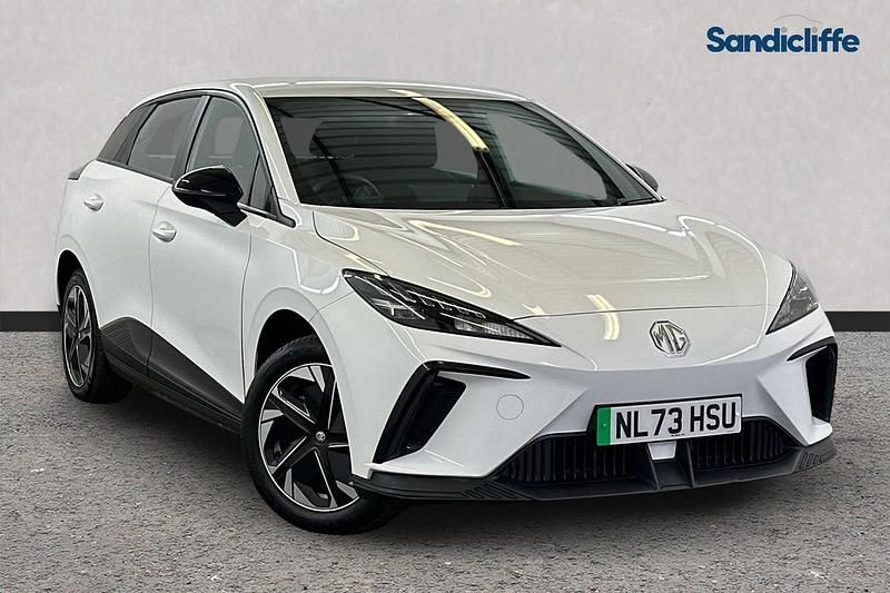 Begagnad MG MG4 EV SE 125 kW (170 HK) 2023 Vit Halvkombi