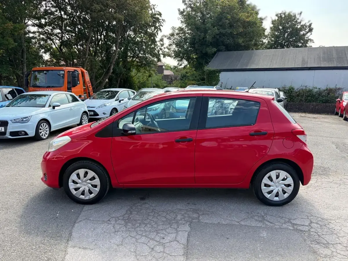 Used Toyota Yaris Active 69 HP (50 kW) 2014 Red Hatchback