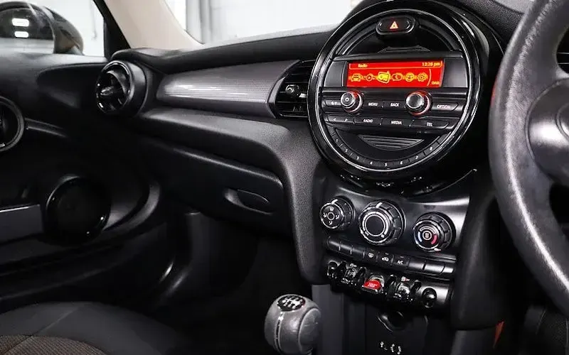 Usado Mini Cooper Hatch 136 CV (100 kW) 2017 Negro Utilitario