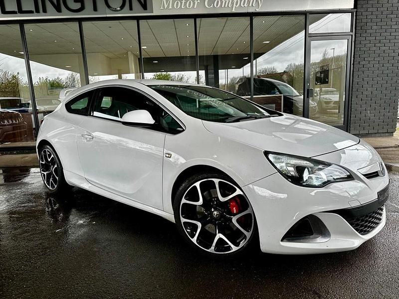 Used Vauxhall Astra GTC S 280 HP (205 kW) 2014 White Hatchback