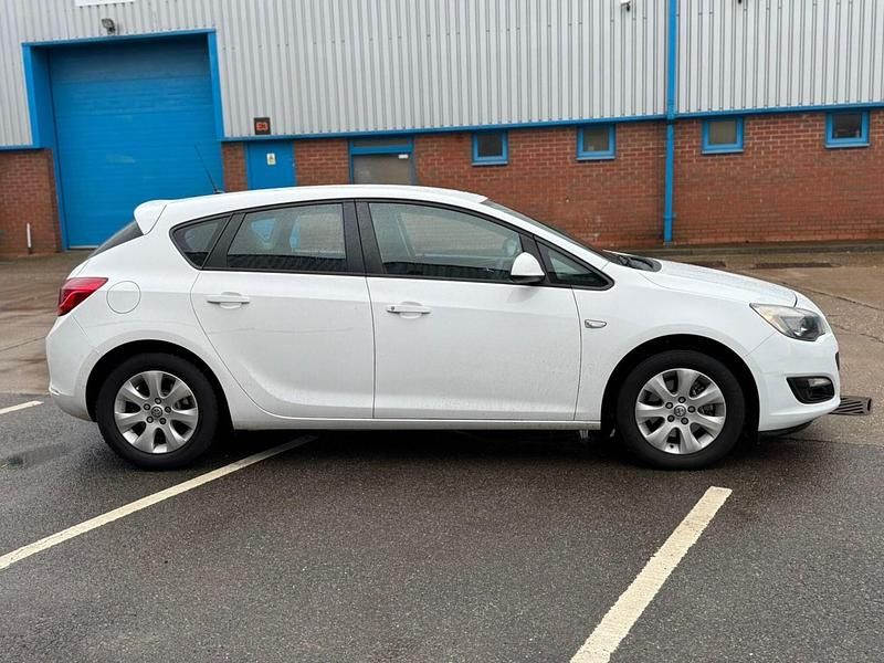 Used Vauxhall Astra Design Edition 2015 White Hatchback