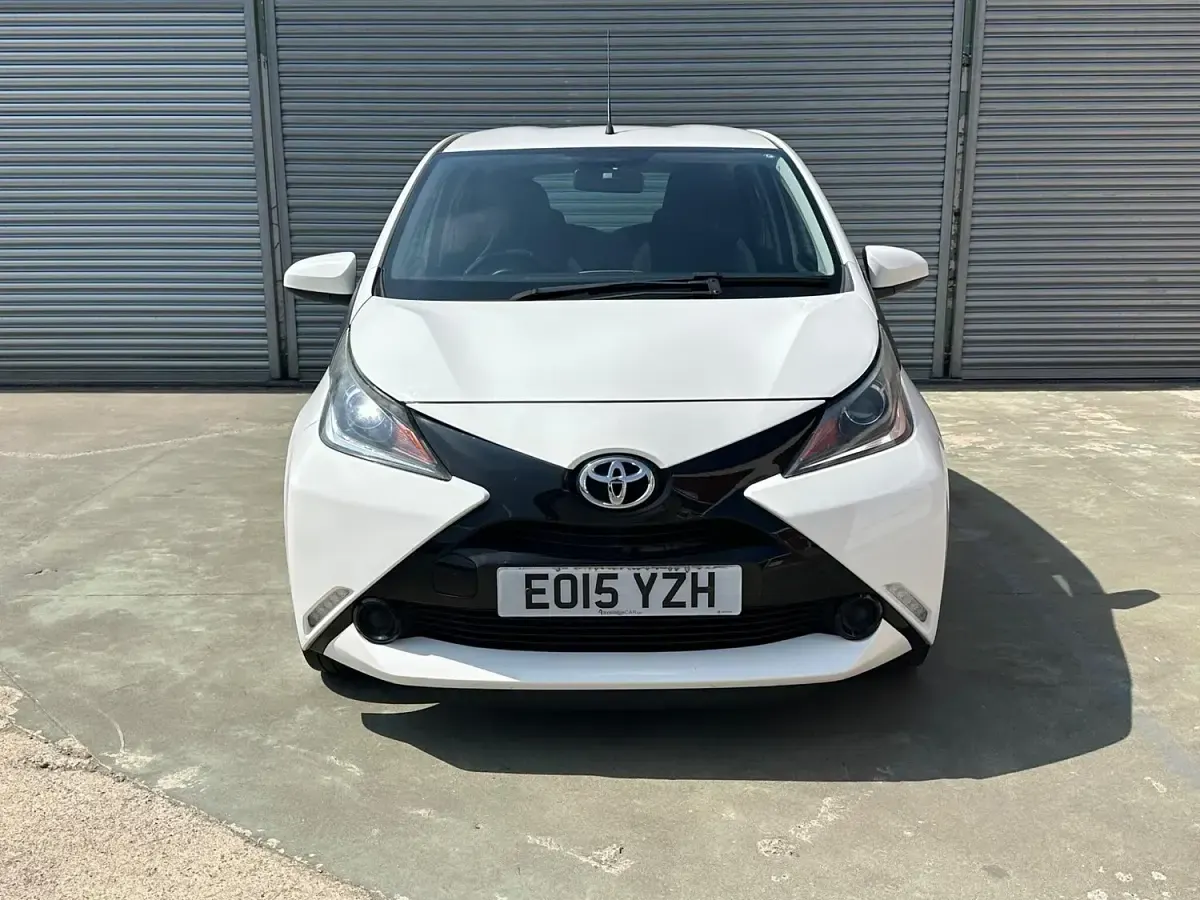 Used Toyota Aygo X-play 69 HP (50 kW) 2015 White Hatchback