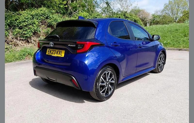 Used Toyota Yaris Hybrid Design 113 HP (83 kW) 2023 Blue Hatchback