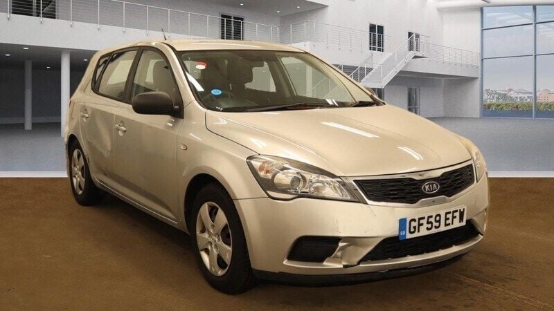 Silver Used 2009 Kia Ceed 4 Hatchback | £3,990 (Good price) - Image 1/4