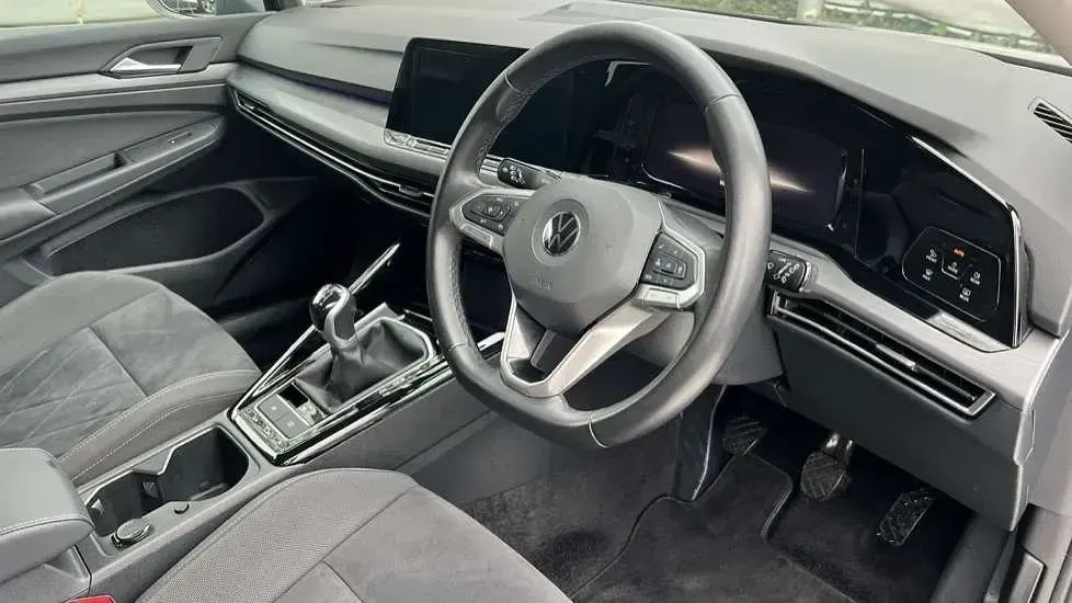 Second-hand VW Golf VIII Edition 130 CP (95 kW) 2023 Negru Hatchback