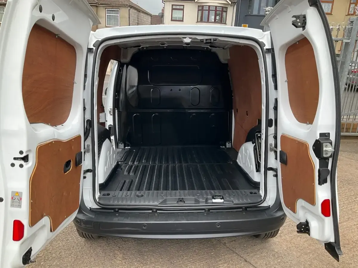 Used Nissan NV250 Acenta 80 HP (58 kW) 2021 White Van