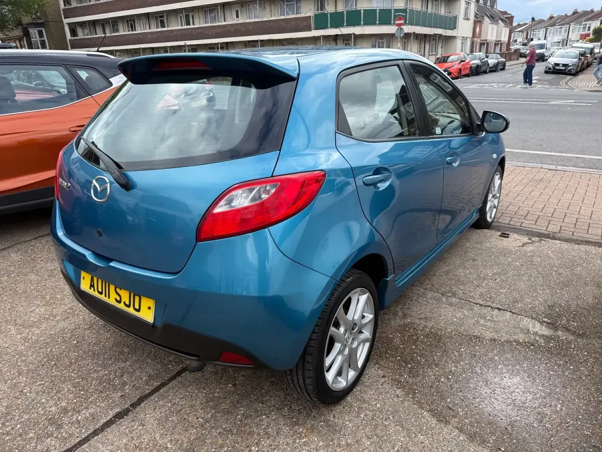 Gebraucht Mazda 2 Inclusive 95 PS (69 kW) 2011 Blau Kleinwagen
