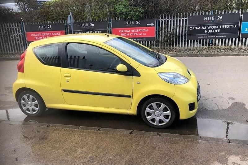 Used Peugeot 107 68 HP (50 kW) 2009 Yellow Hatchback