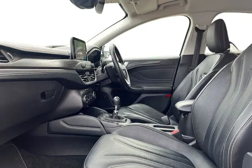 Used Ford Focus Vignale 123 HP (90 kW) 2019 Frozen white Hatchback