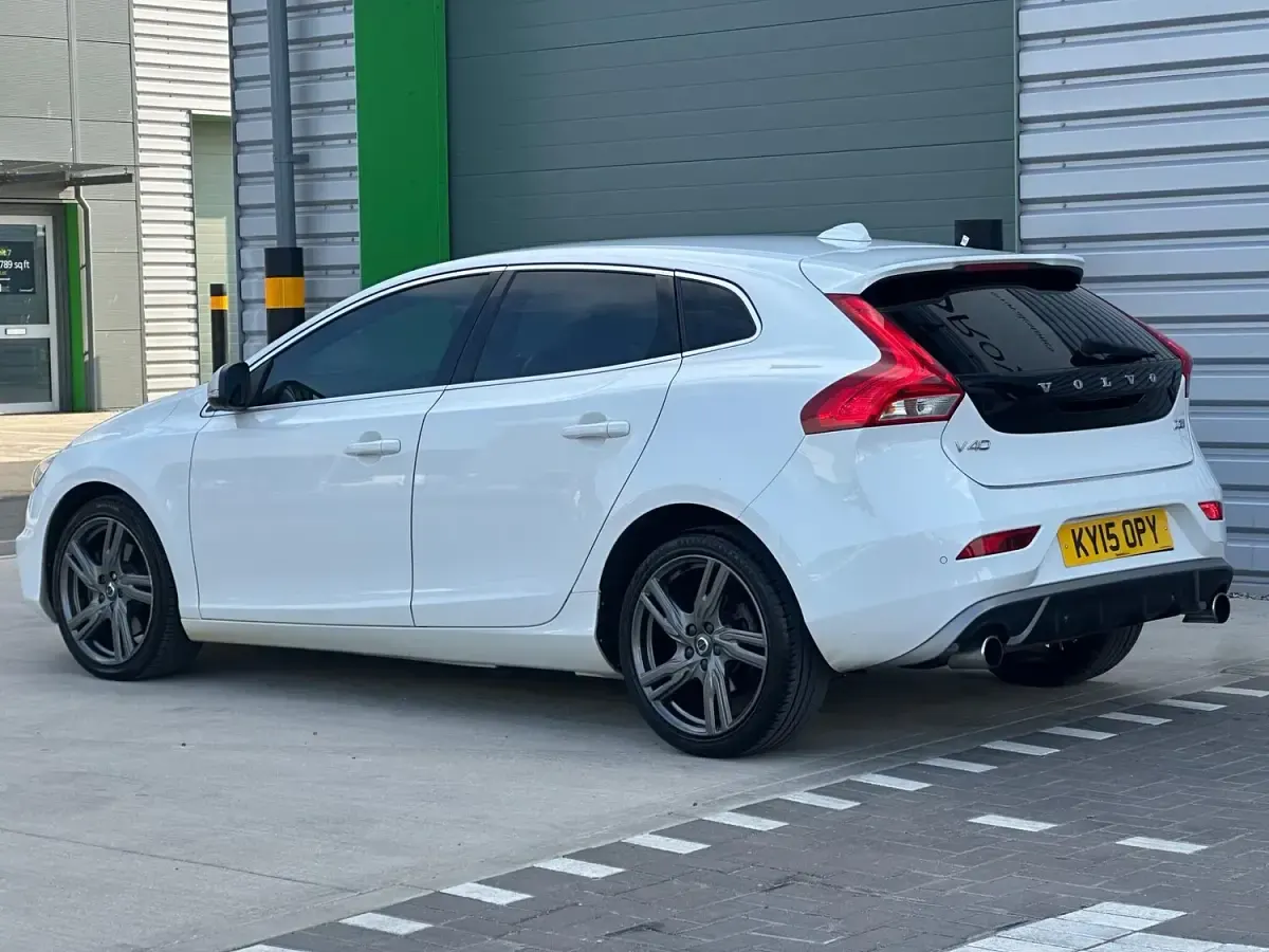 Used Volvo V40 R-Design Pro 150 HP (110 kW) 2018 White Hatchback