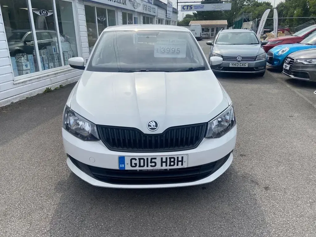 Used Skoda Fabia 60 HP (44 kW) 2015 White Hatchback