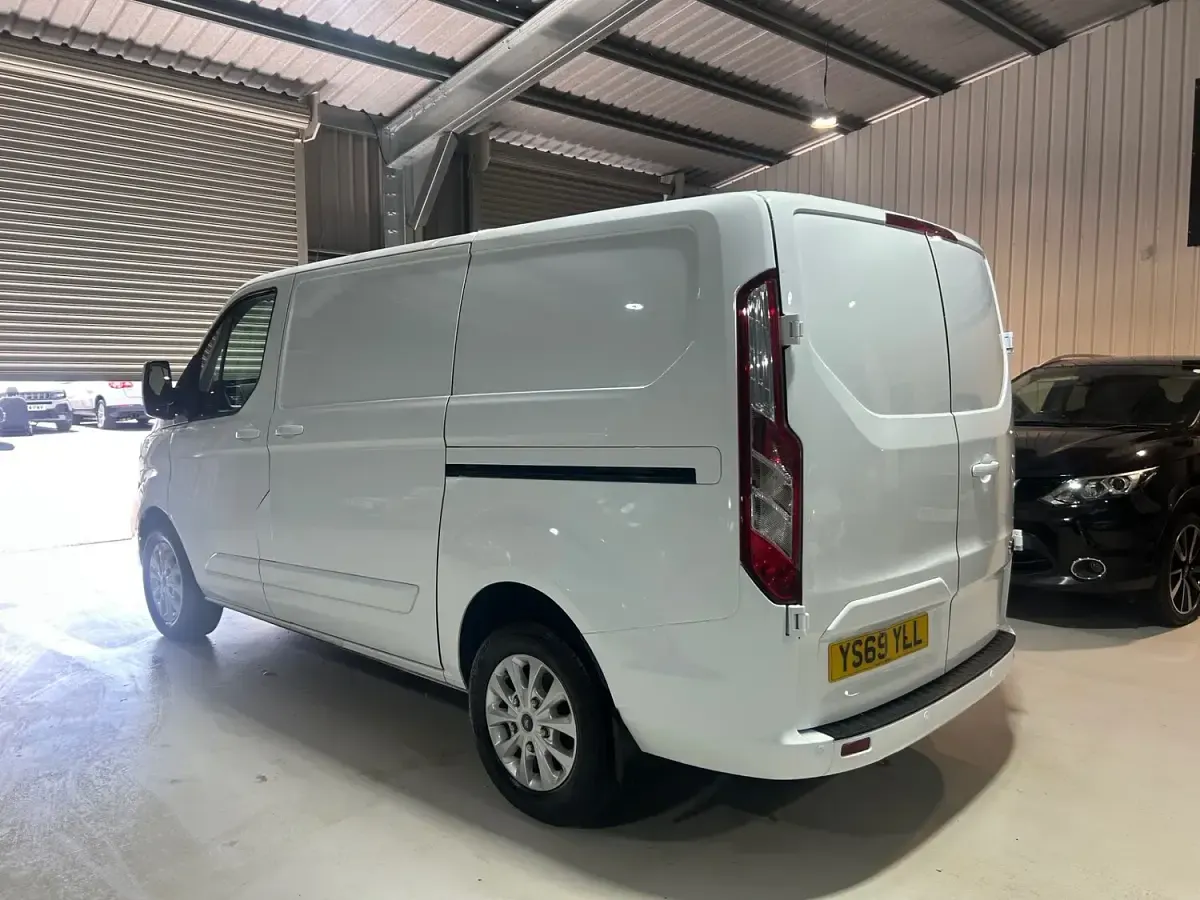 Used Ford Transit Custom Limited 130 HP (95 kW) 2019 White Van