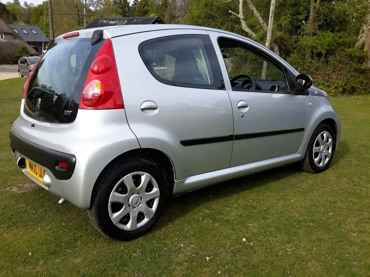 Used Peugeot 107 68 HP (50 kW) 2010 Silver gallium grey metallic Hatchback