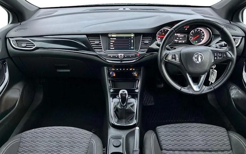 Used Vauxhall Astra Active 150 HP (110 kW) 2019 White Hatchback