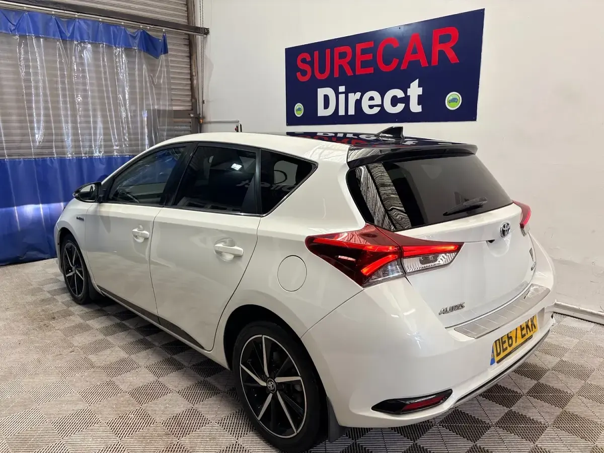 Used Toyota Auris Hybrid 136 HP (100 kW) 2017 White Hatchback