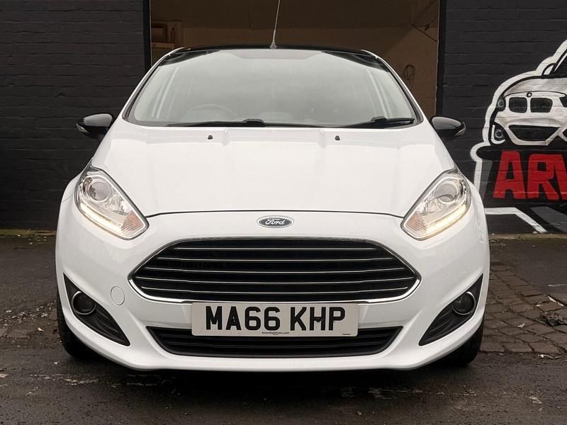 Used Ford Fiesta Zetec 123 HP (90 kW) 2016 White Hatchback